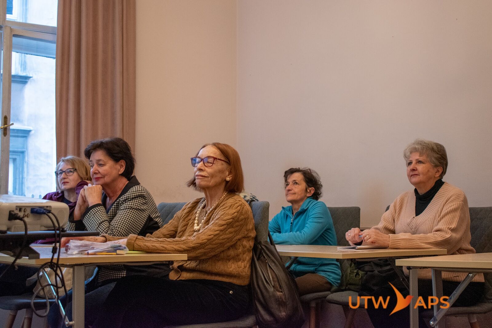 Kameralna grupa kursantów UTW APS na zajęciach w Krakowie