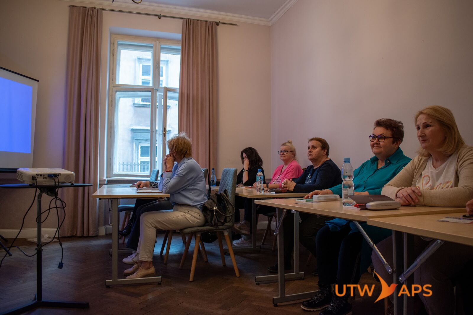 Kursanci UTW APS podczas lekcji w sali w Krakowie